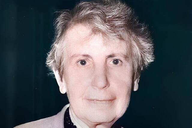 Foto da psicanalista Anna Freud com malha bege com retângulos vermelho e verde e com colar de pedras pretas. A foto ilustra o artigo "Anna Freud e o Legado Psicanalítico de seu Pai Sigmund Freud" de Homero Mônaco para o blog do site Online Psicanalista.