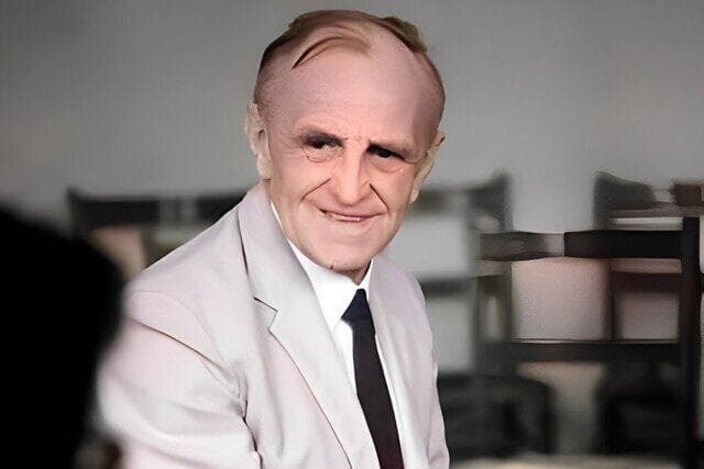 Foto de Donald Woods Winnicott com terno creme, gravata preta e camisa branca. A foto ilustra o artigo "Donald Winnicott e a teoria sobre o objeto transicional" escrito pelo psicanalista Homero Monaco para o blog do site Online Psicanalista.