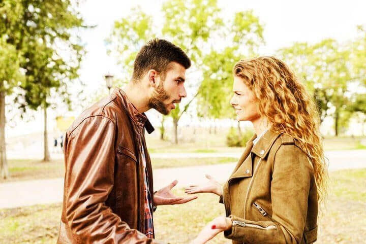 Foto de um casal discutindo em uma praça. A foto ilustra o artigo Como os Transtornos Psicológicos Influenciam nos seus Relacionamentos escrito pelo psicanalista Homero Mônaco para o site Online Psicanalista.