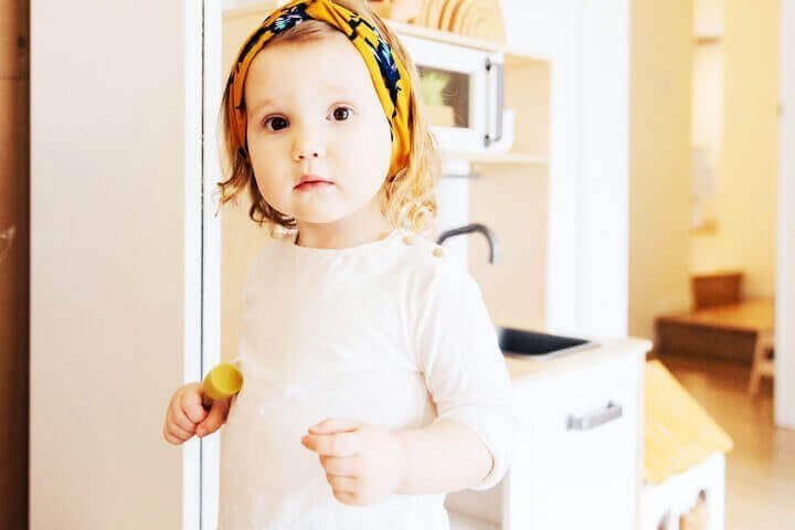 Foto de uma menina de aproximadamente 3 anos de idade, com cara de quem está prestando atenção com um certo desconforto em relação a algo que está acontecendo à sua frente. A foto ilustra o artigo 75% do seu Comportamento foi Moldado pelas Experiências da sua Infância escrito pelo psicanalista Homero Mônaco para o site Online Psicanalista.