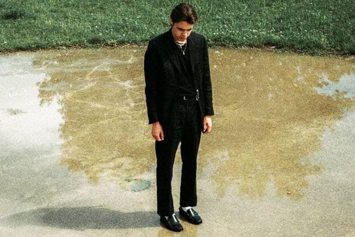Foto de um homem de terno preto, com sapatos pretos, em cima de uma lagoa rasa no meio de um gramado. A foto ilustra o artigo Por que desconstruir os seus padrões comportamentais por meio da sua aceitação e da sua transformação escrito pelo psicanalista Homero Mônaco para o site Online Psicanalista.Foto de uma menina com perna levantada como se fosse pisar na lente da câmera que a fotografa. A foto ilustra o artigo Alcançar a Paz e o Encerramento de Decepções Passadas escrito pelo psicanalista Homero Mônaco para o site Online Psicanalista.