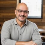 Foto de homem careca, olhos castanhos claros, de barba escura. A foto é do Psicanalista Homero Mônaco, que é o psicanalista que escreve para o blog do Site A Sessão de Terapia e que atende também como psicanalista online.