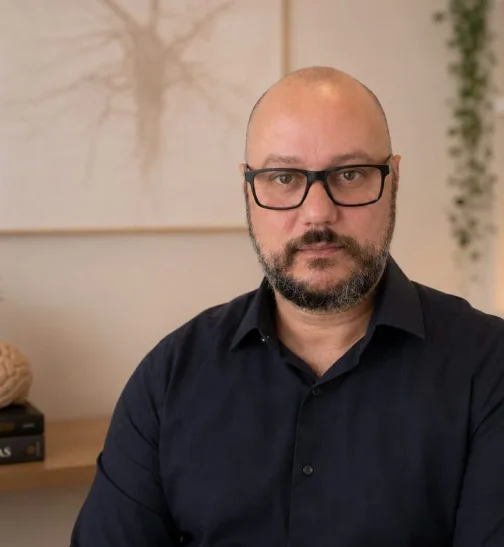 Foto de homem careca, olhos castanhos claros, de barba escura. Óculos retangulares pretos e camisa preta. A foto é do Psicanalista Homero Mônaco, que é o psicanalista que escreve para o blog do Homero Mônaco Psicanalista e que atende também como psicanalista online.